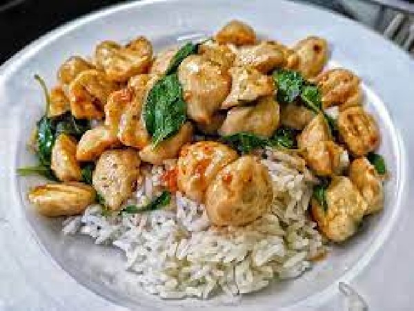 ข้าวกระเพราลูกชิ้นไก่(รับ พฤ.16 เม.ย.69)